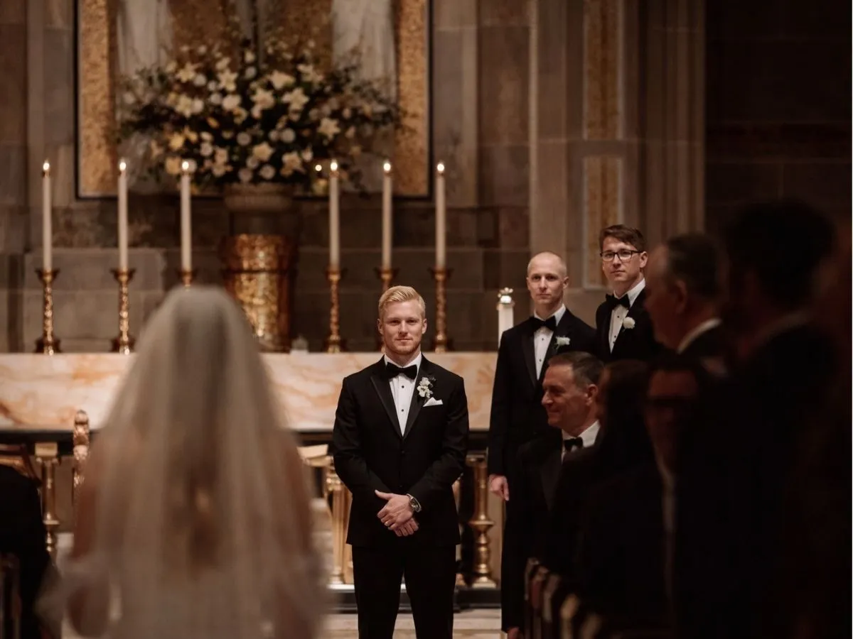 Mês das noivas representado por cerimônia de casamento em igreja com noivo aguardando a noiva no altar.