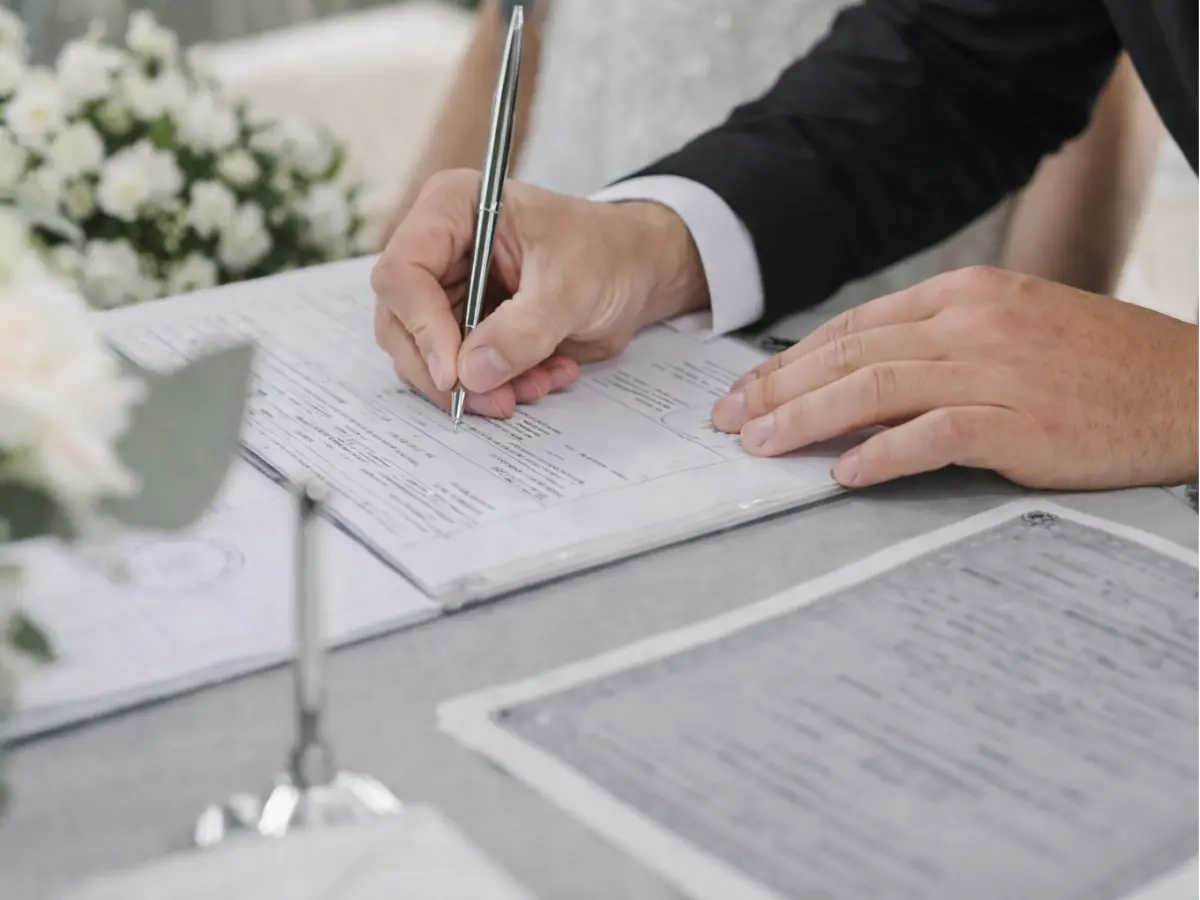 Assinatura de documento oficial relacionado à licença casamento