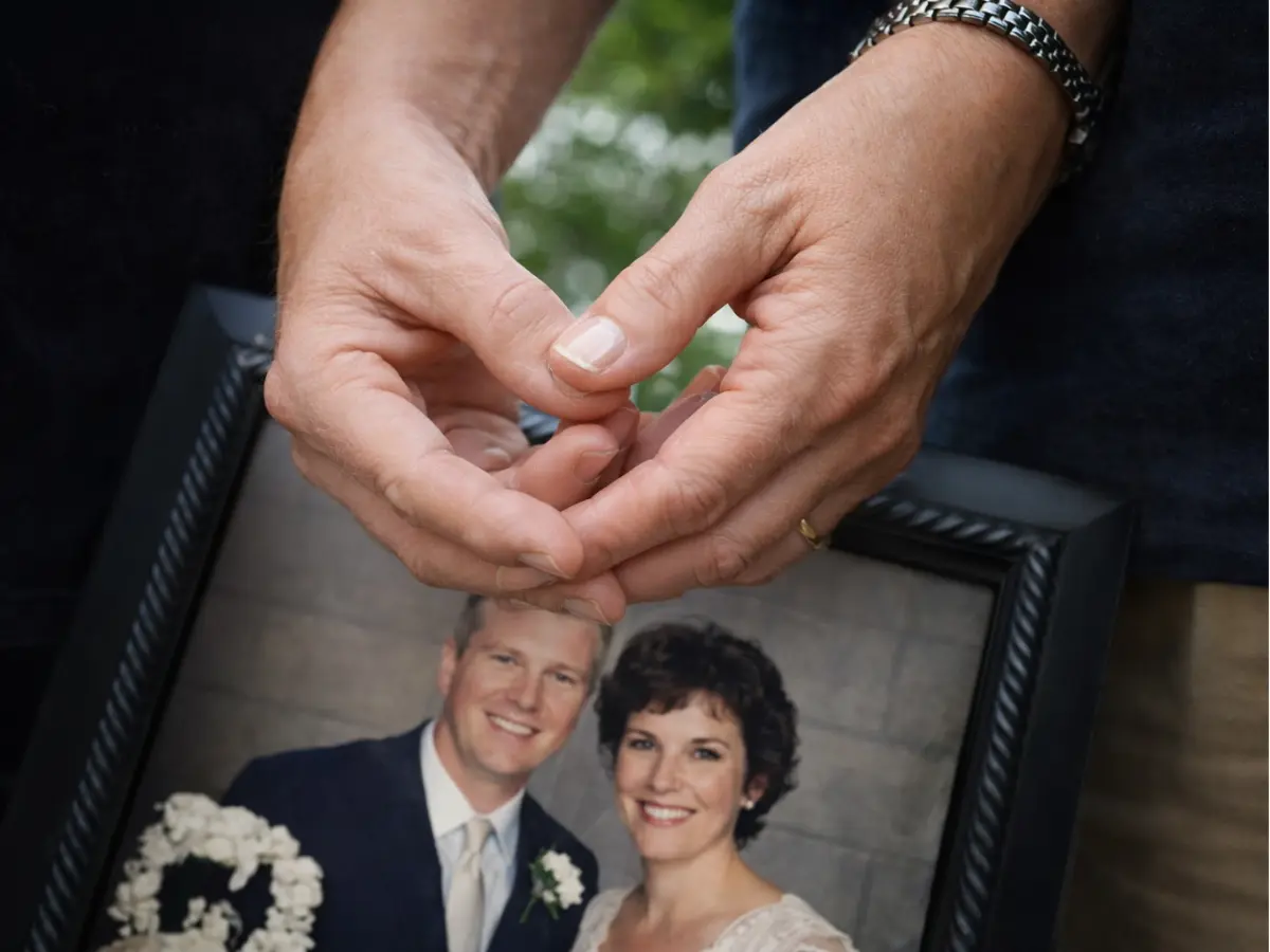 Casal segurando foto antiga relembrando 15 anos de história