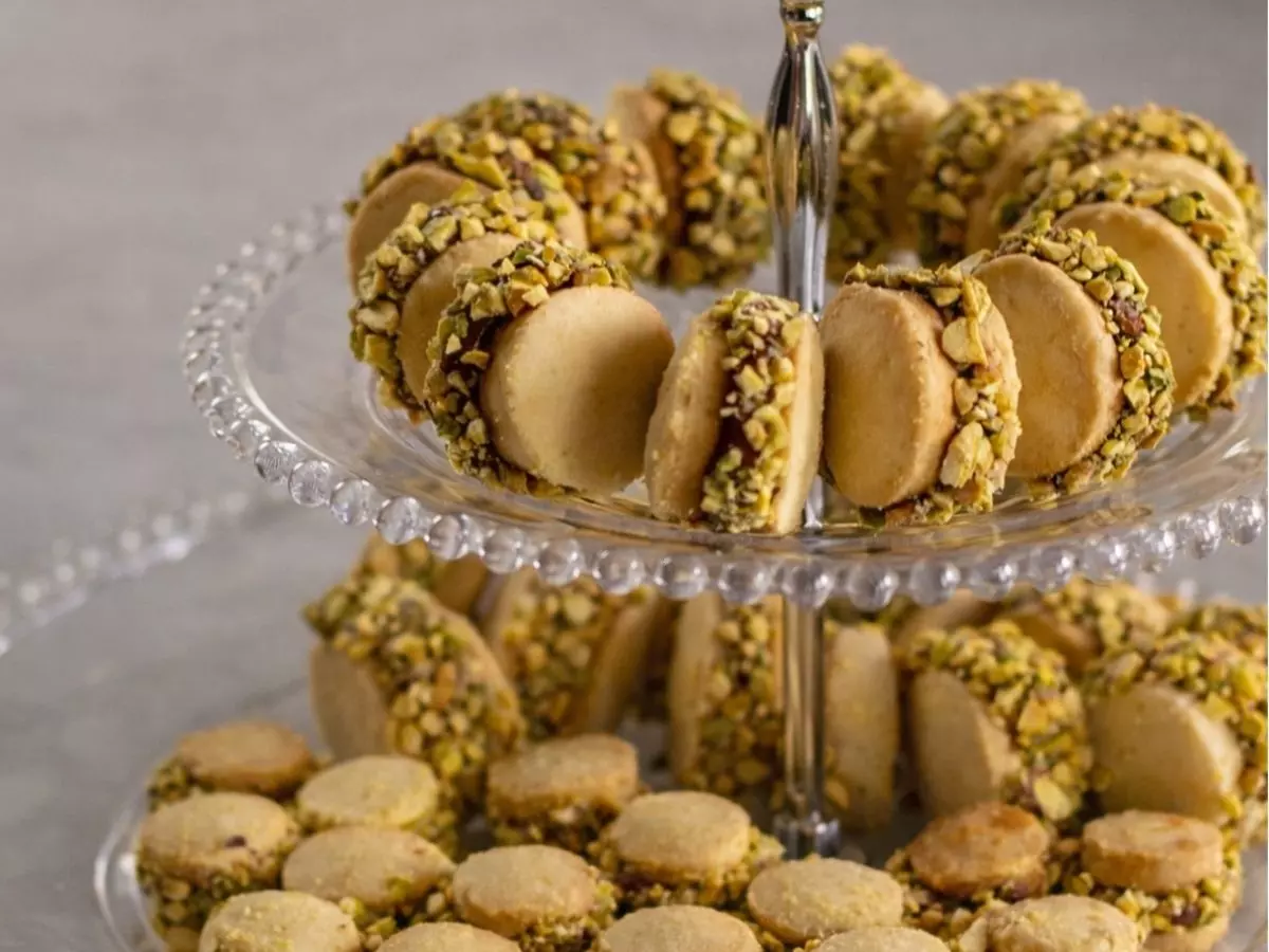 Alfajor detalhe pistache organizados para mesa de casamento sofisticado