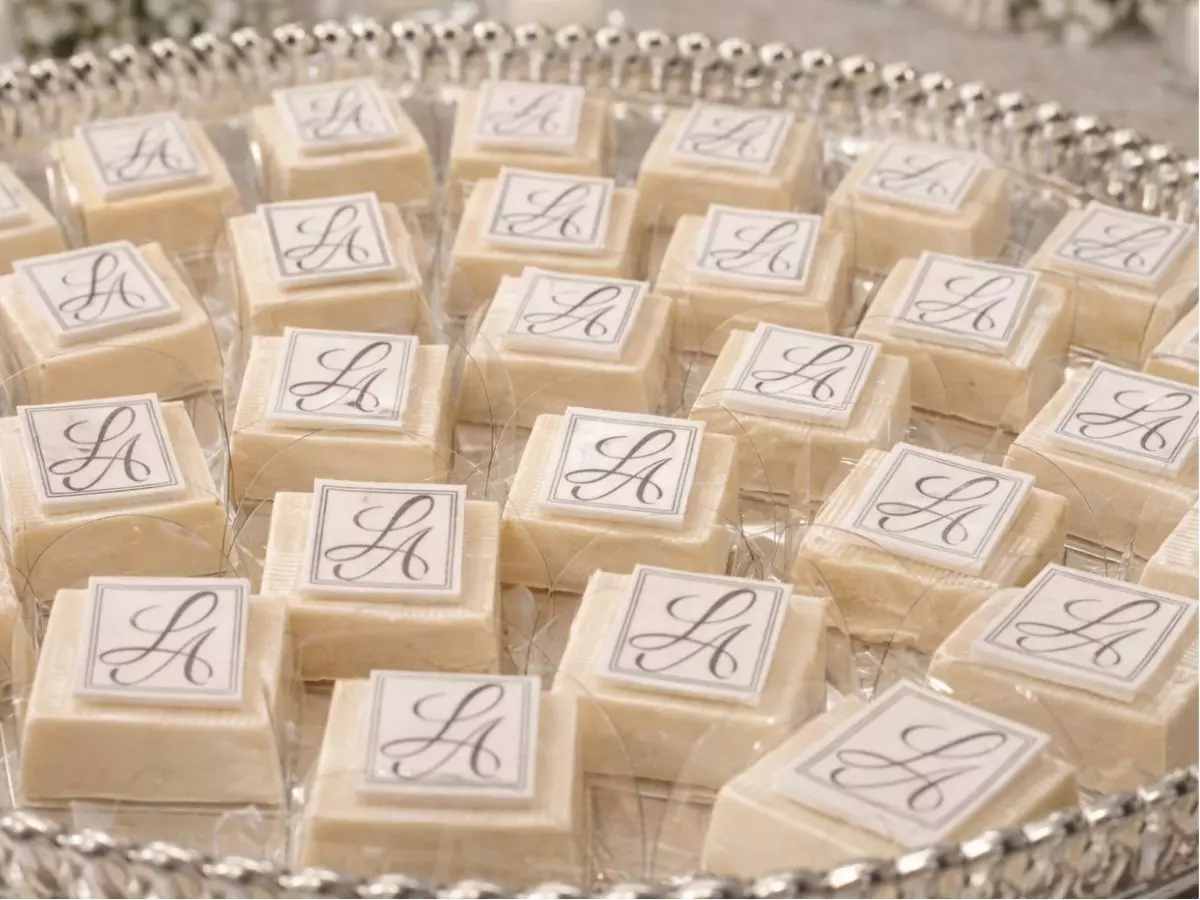 Doces personalizados  de casamento com as iniciais dos noivos