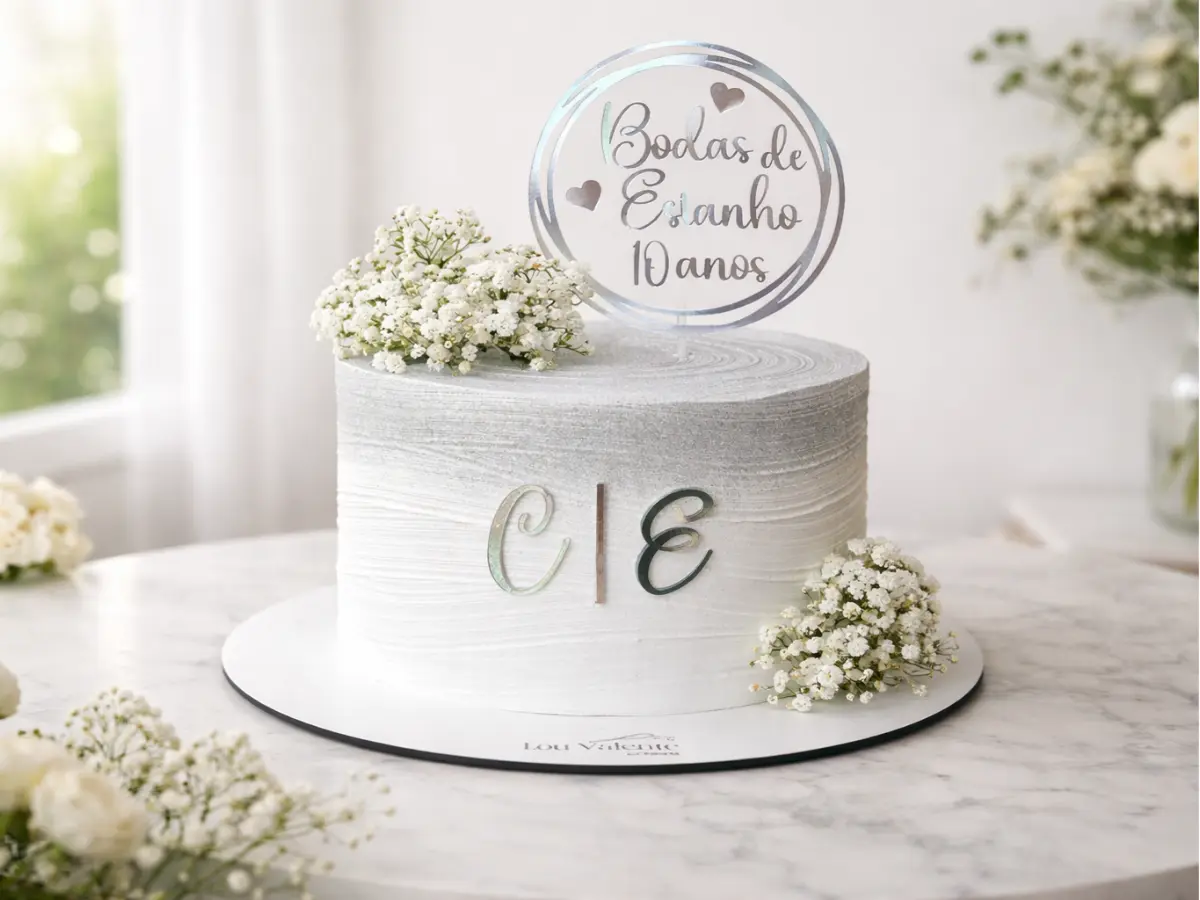 Bolo decorado para celebrar 10 anos de união com referência ao estanho