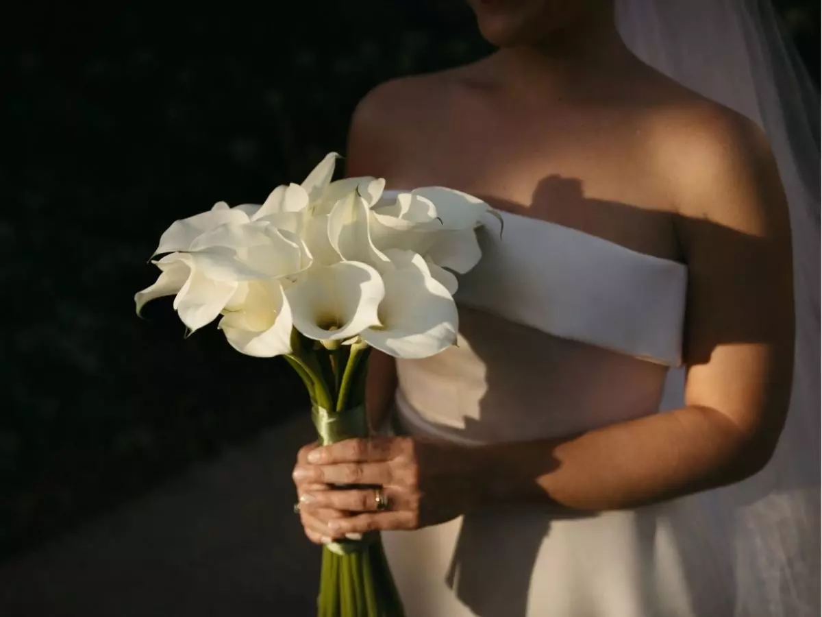 Buquê de copos-de-leite brancos com luz natural suave em cenário externo