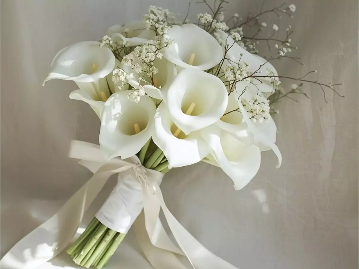 Buquê de copos-de-leite brancos com acabamento clássico
