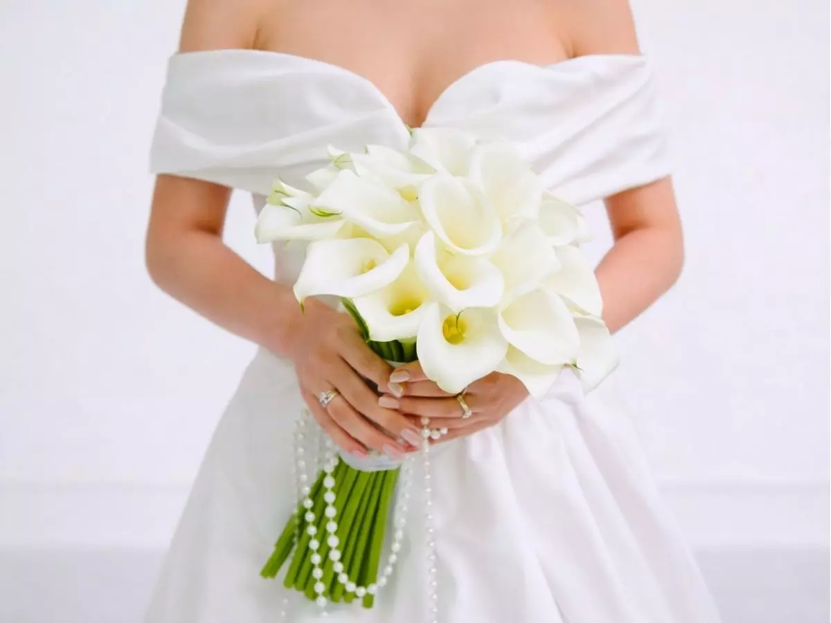 Buquê de noiva com copos-de-leite brancos em formato alongado