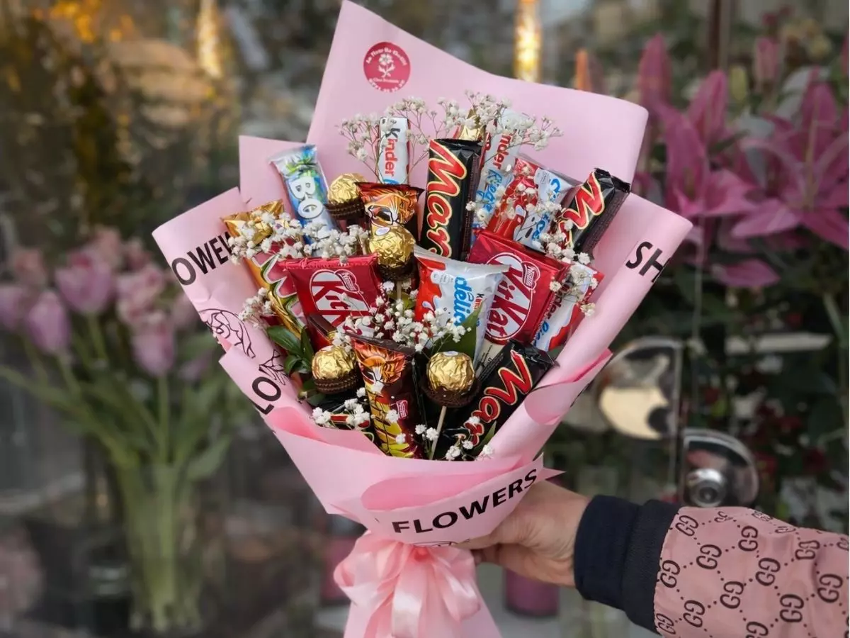 Buquê de chocolates variados embalados em papel rosa decorativo