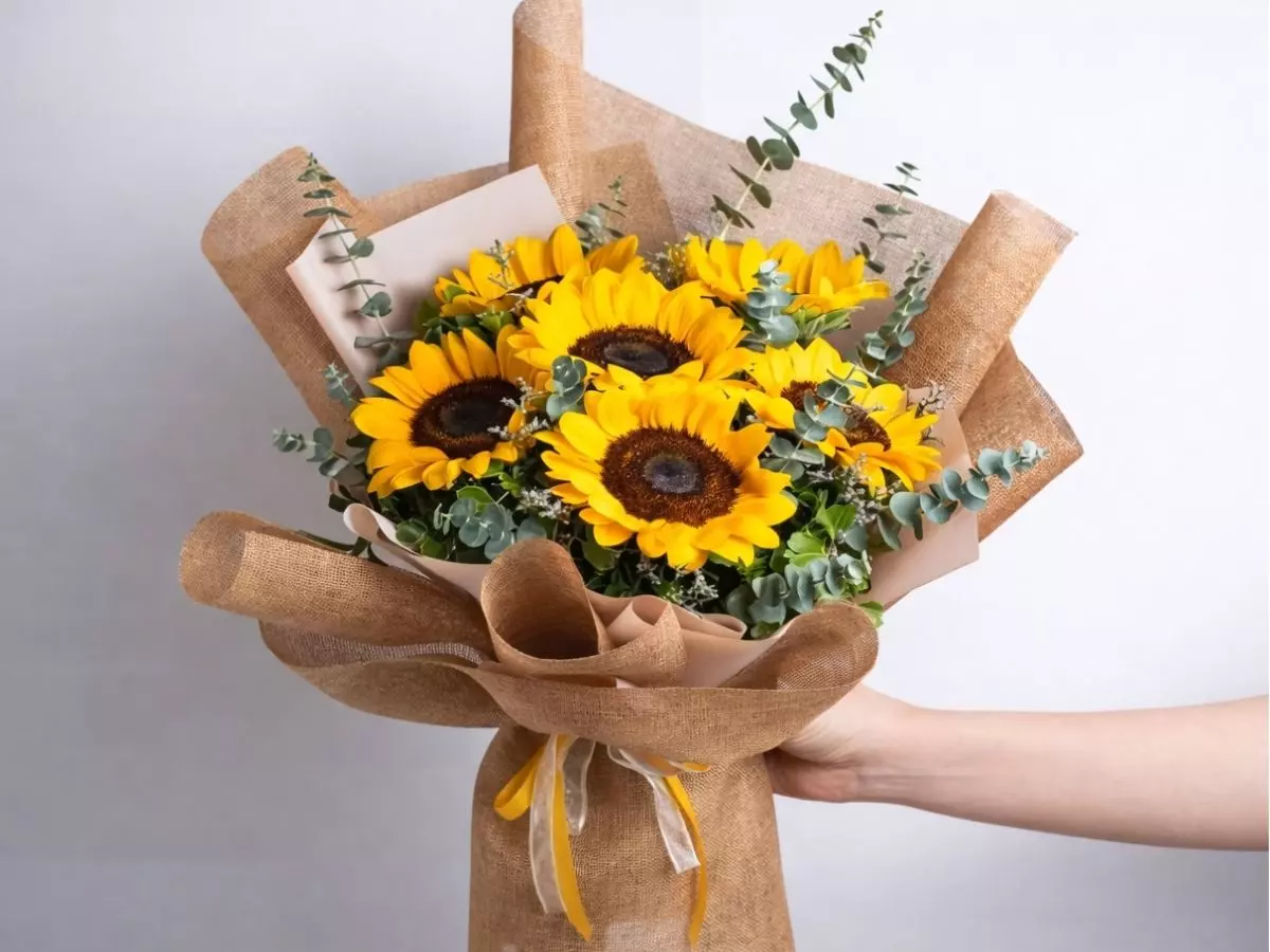 Buquê de girassóis com folhagens verdes em estilo rústico