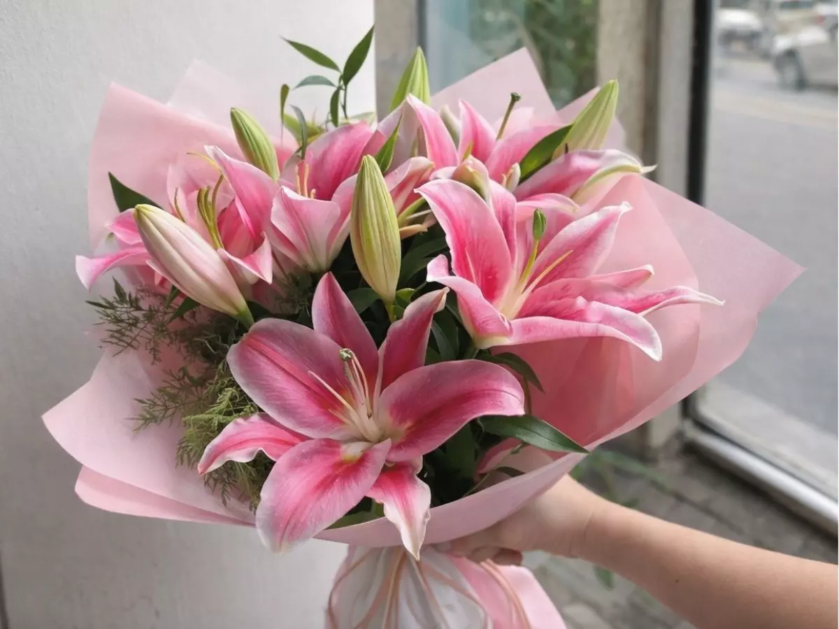 Buquê de lírios rosa com botões fechados e flores abertas