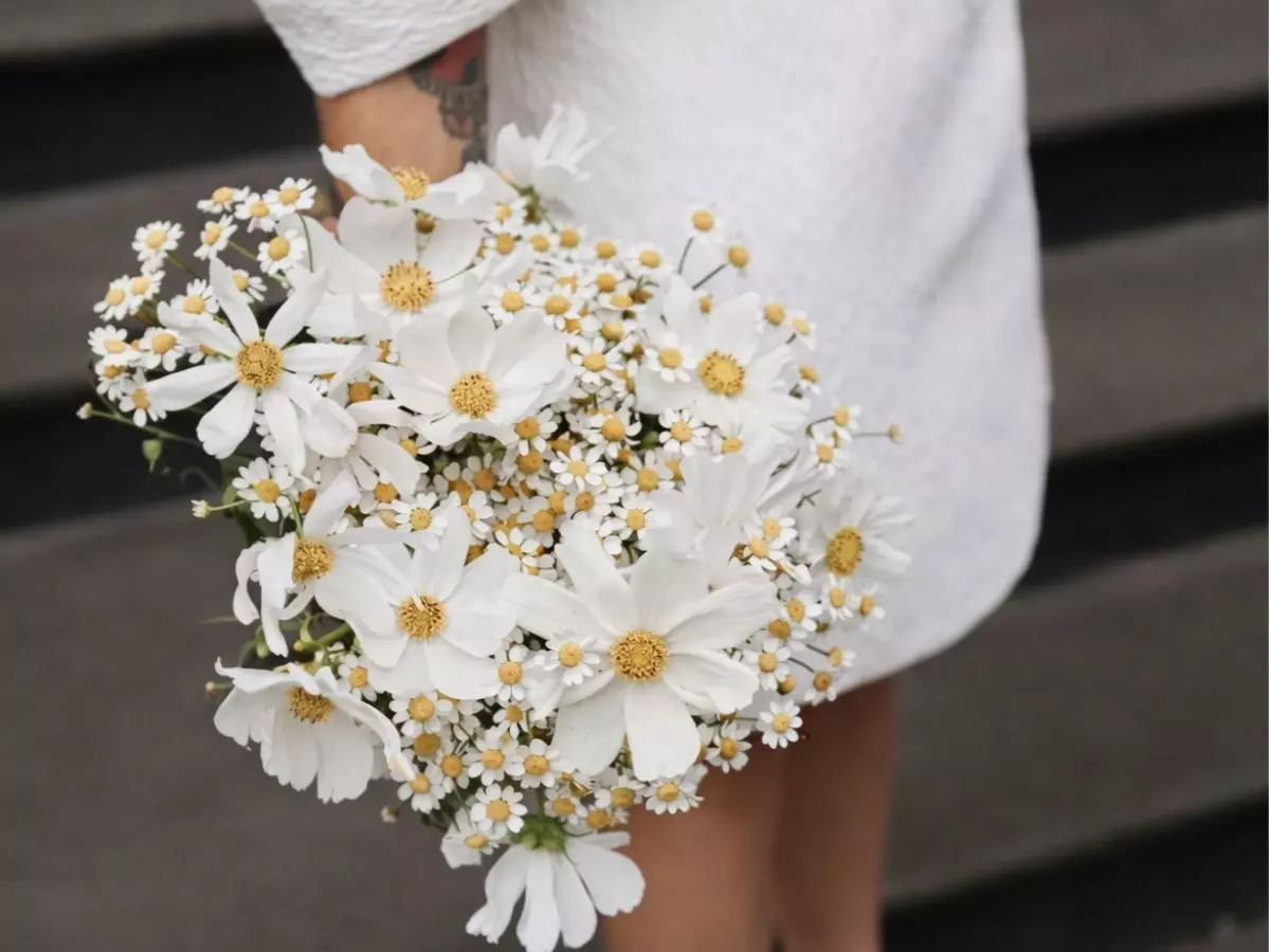 Buquê de noiva com margaridas brancas e miolo amarelo