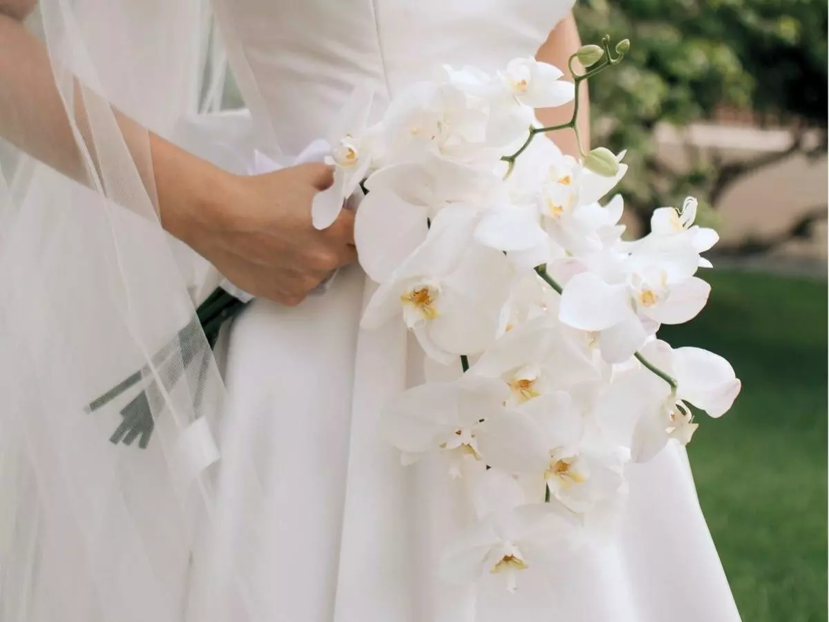 Buquê de noiva com orquídeas brancas em formato cascata