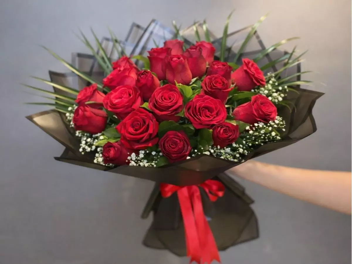 Buquê de flores de rosas vermelhas com acabamento em papel escuro