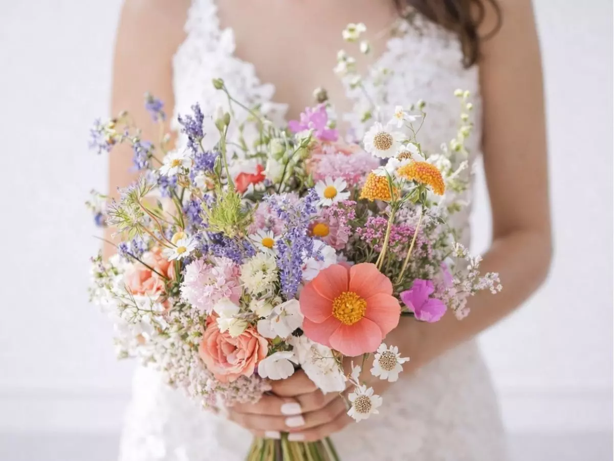 Buquê de noiva com flores silvestres coloridas e naturais