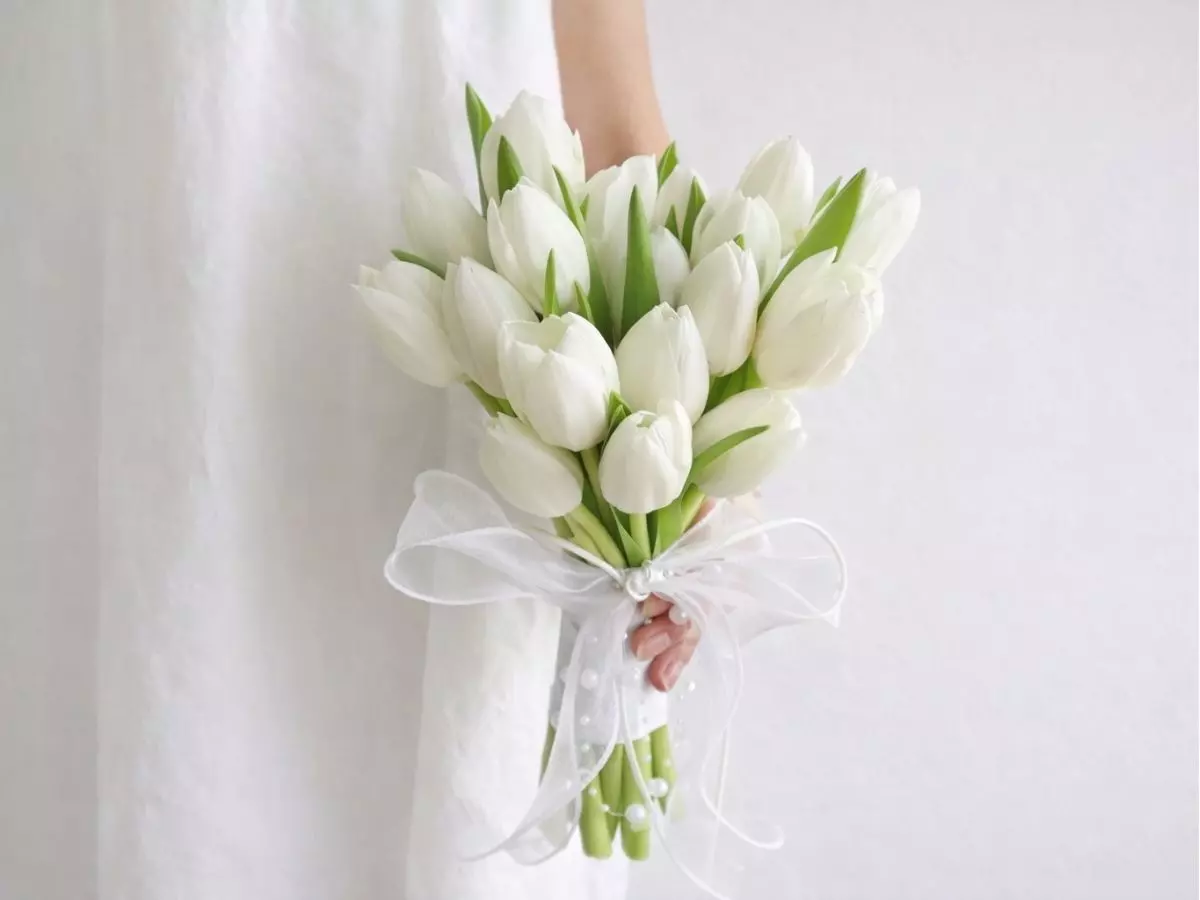 Buquê de noiva com tulipas brancas e laço delicado