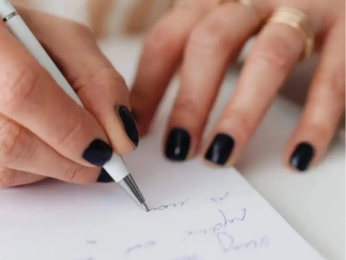 Cartão elegante com laço delicado pronto para receber uma mensagem especial.