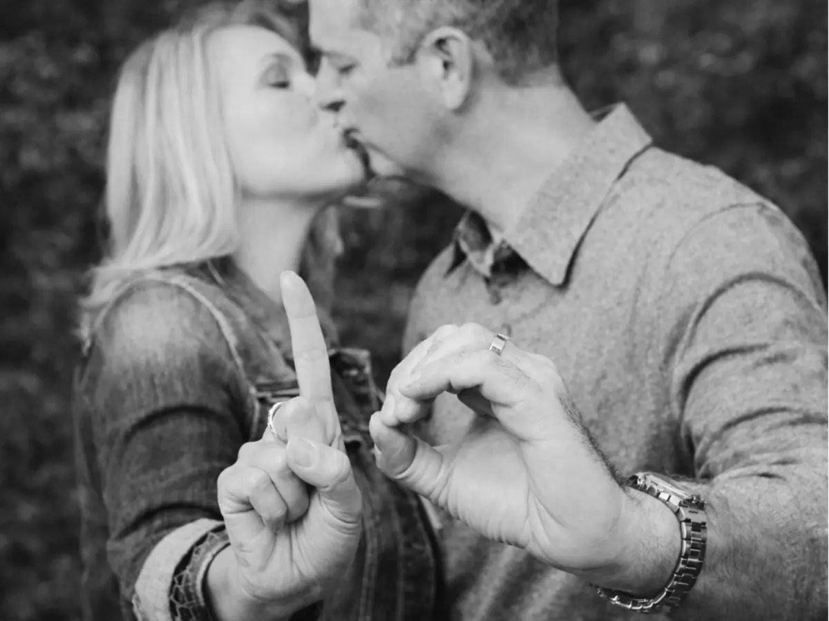 Casal em preto e branco comemorando 10 anos de casados 