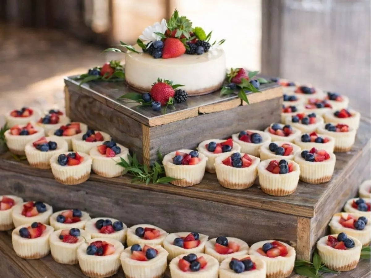 Cheesecake servido em versão mini com frutas