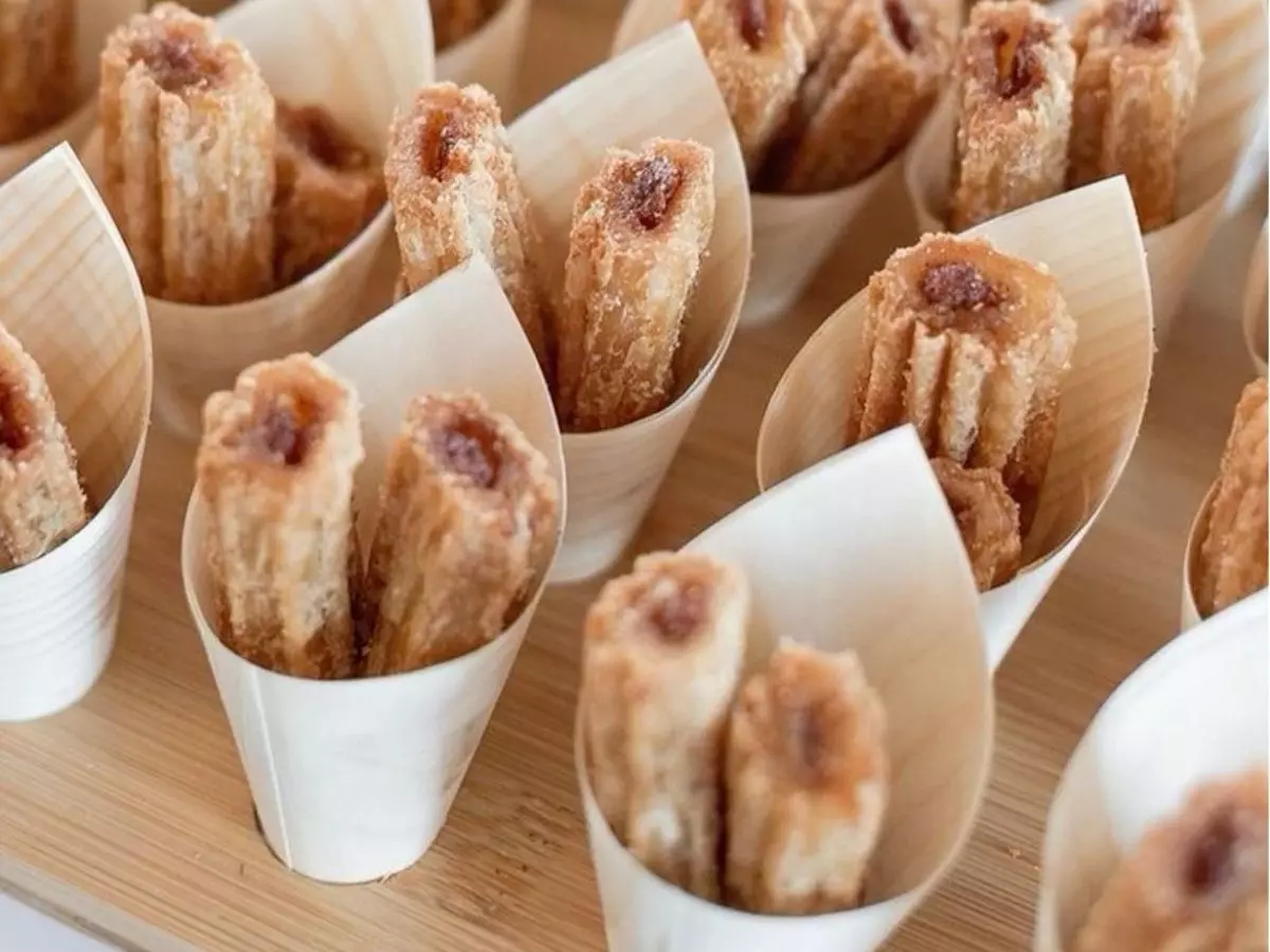 mini churros servidos em copinhos individuais