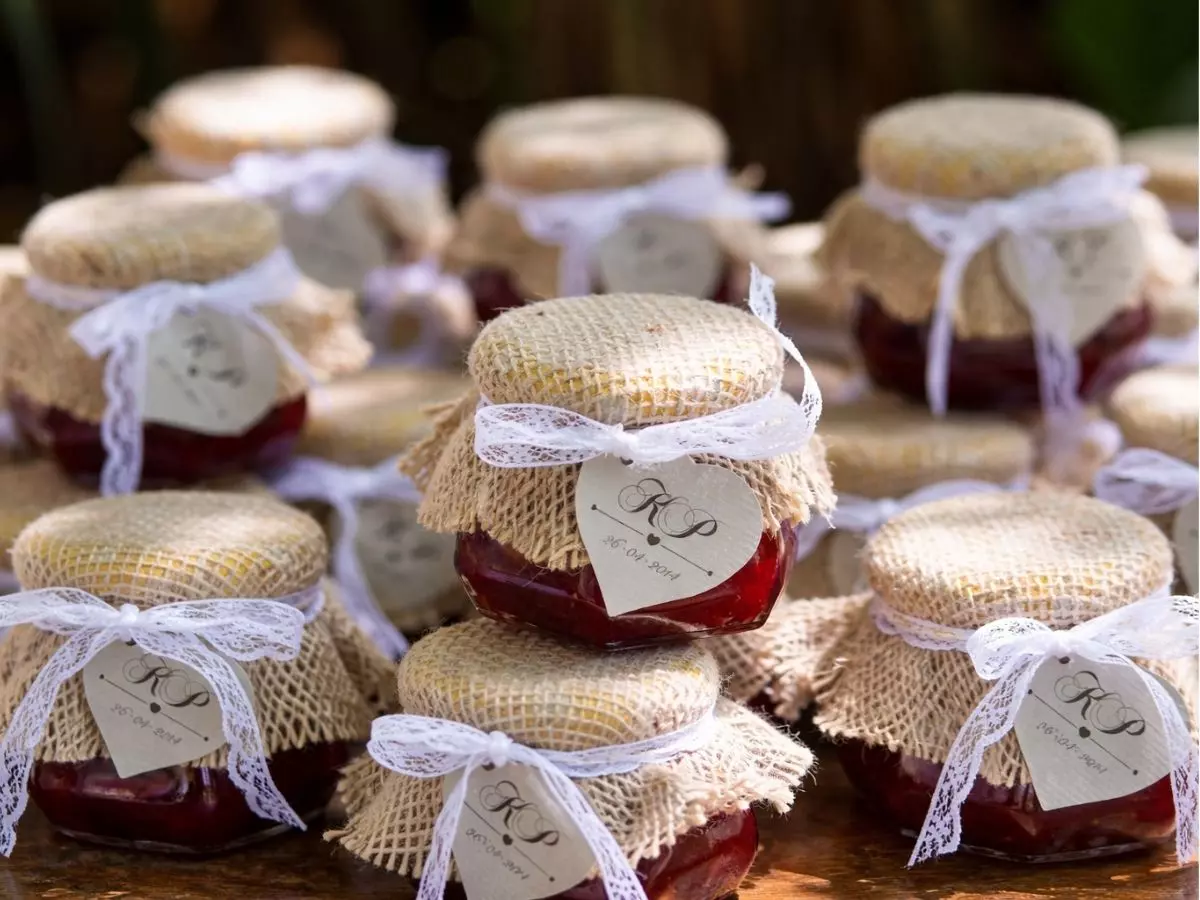 Compotas de geleia artesanal com tecido rústico e tag personalizada