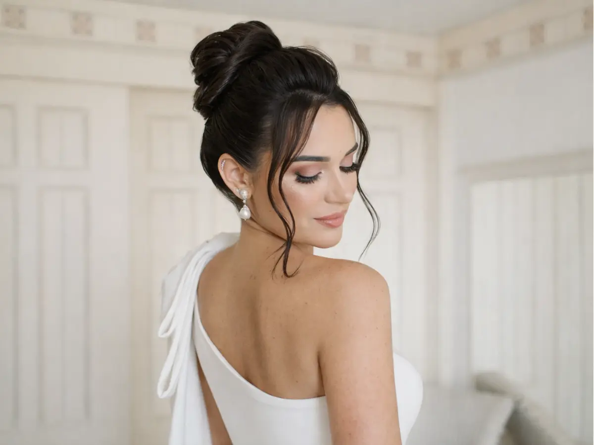 Noiva com penteados para casamento civil elegante e maquiagem sofisticada em ambiente interno