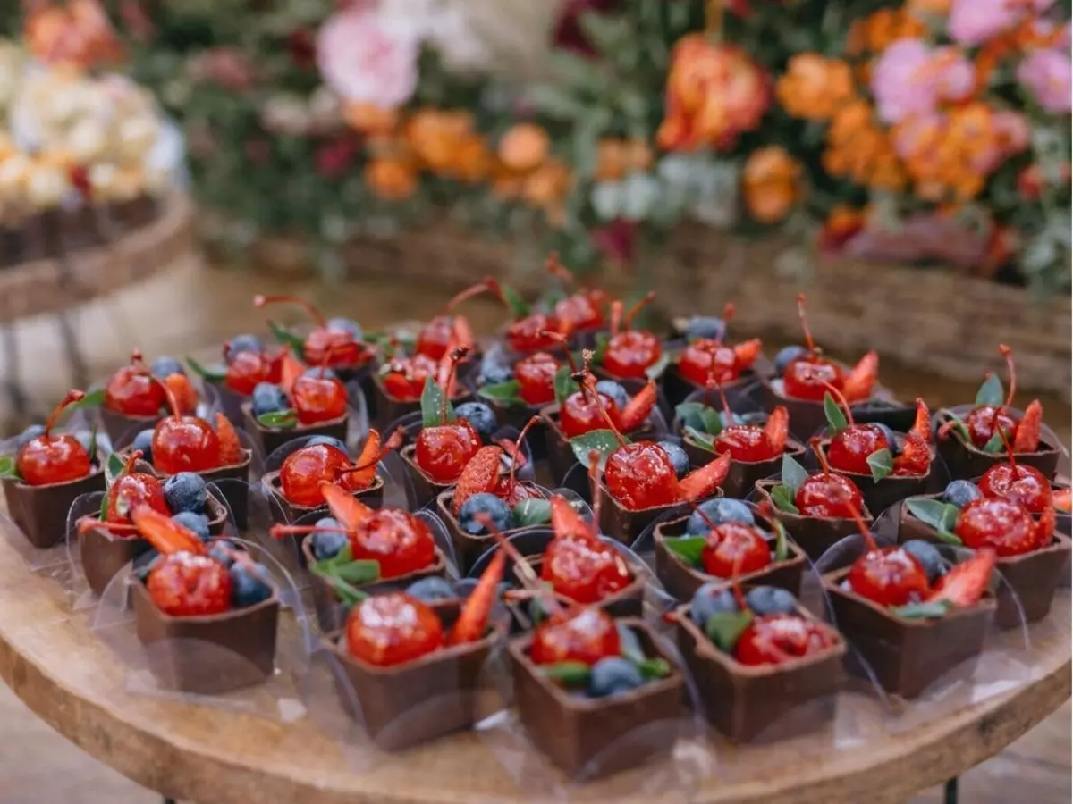 Doces finos de chocolate com frutas vermelhas para casamento