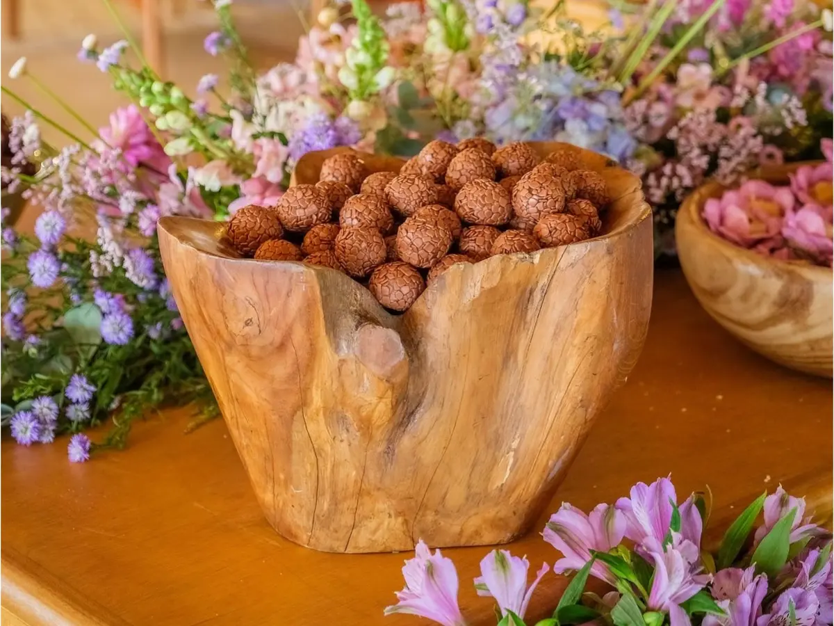 Doces finos de chocolate para casamento servidos em troncos de madeira