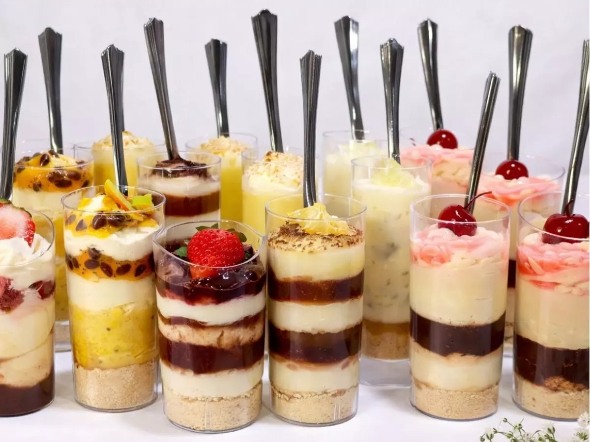 doces no copinho com camadas de creme e frutas para casamento