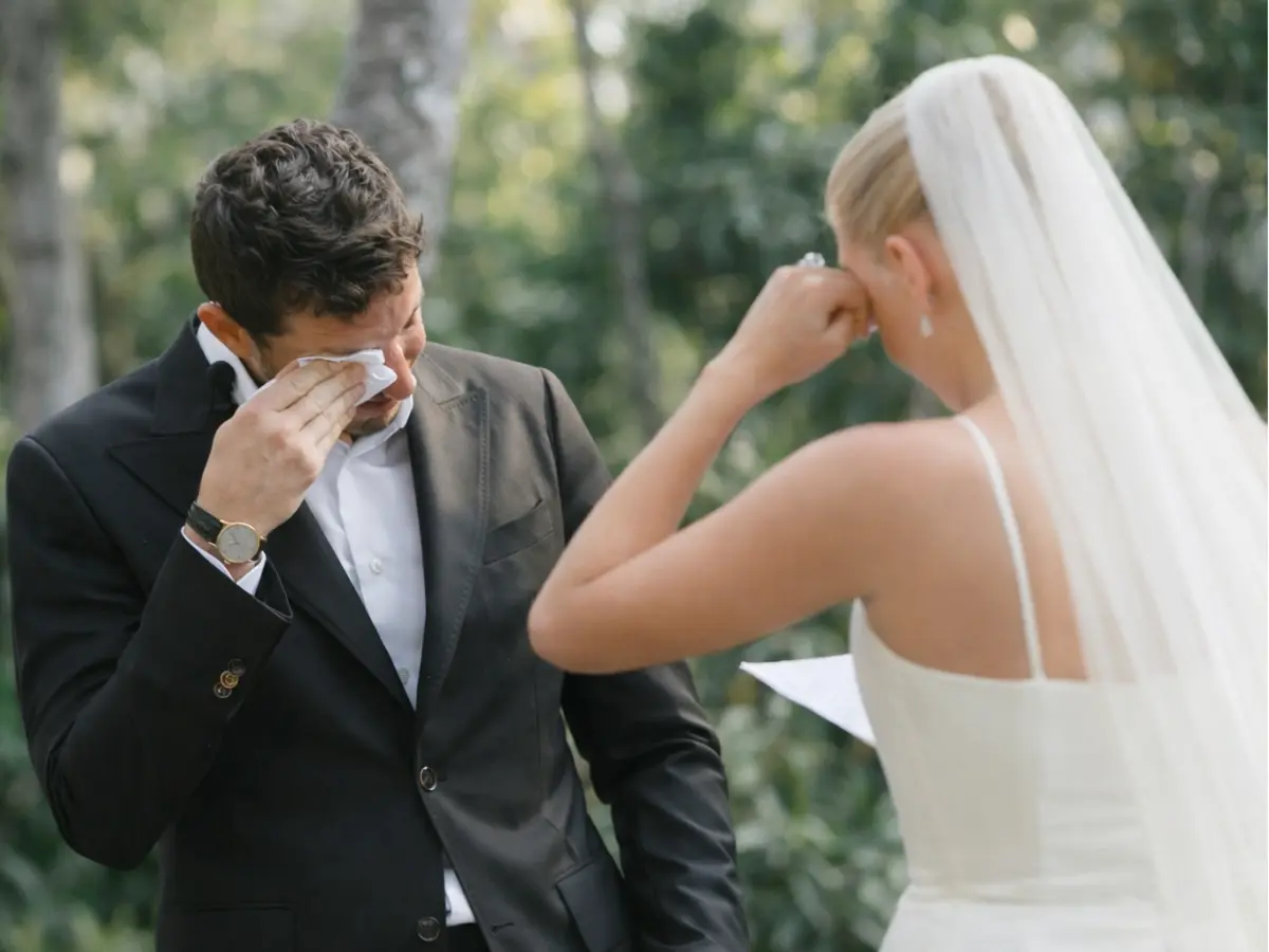 Noivos emocionados durante a troca de votos na cerimônia de casamento ao ar livre