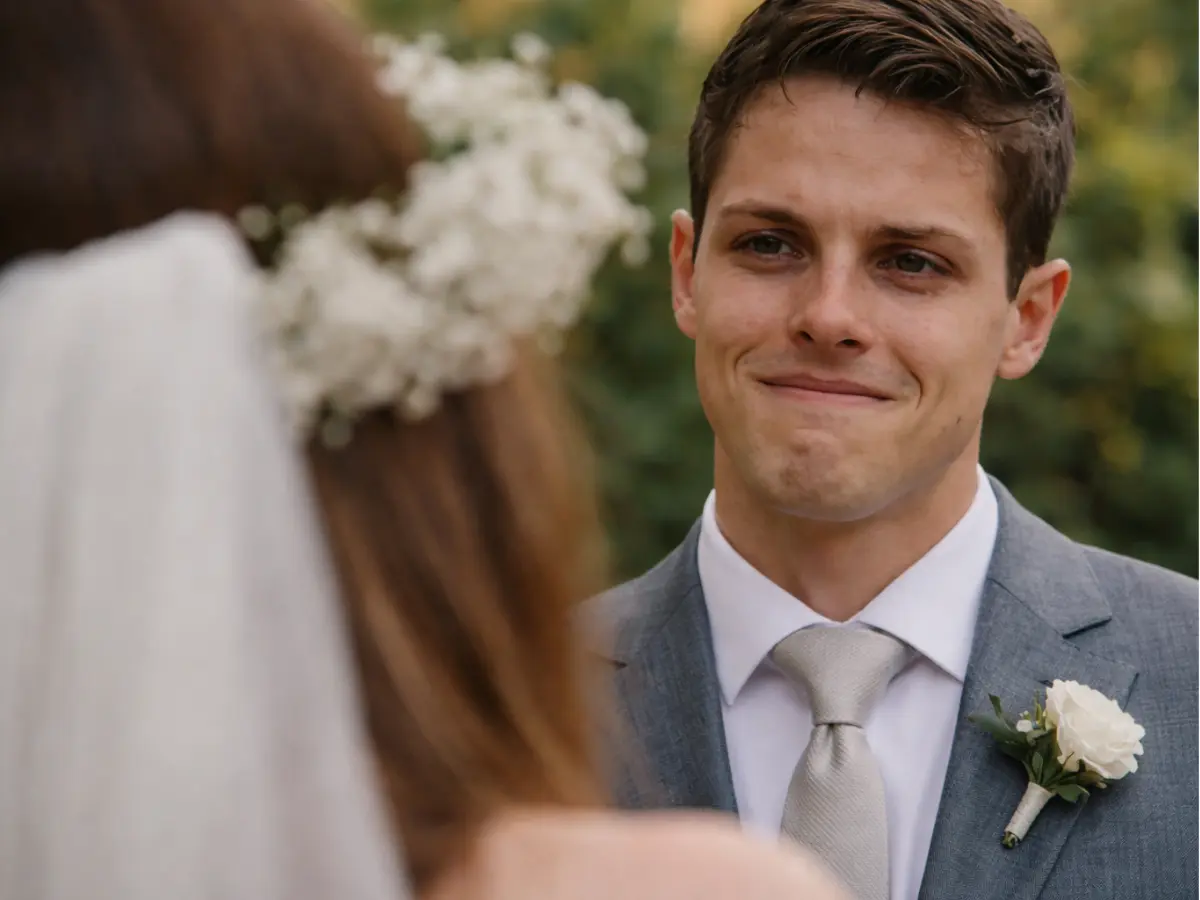 Reação emocionada do noivo ao ver a noiva durante a cerimônia de casamento