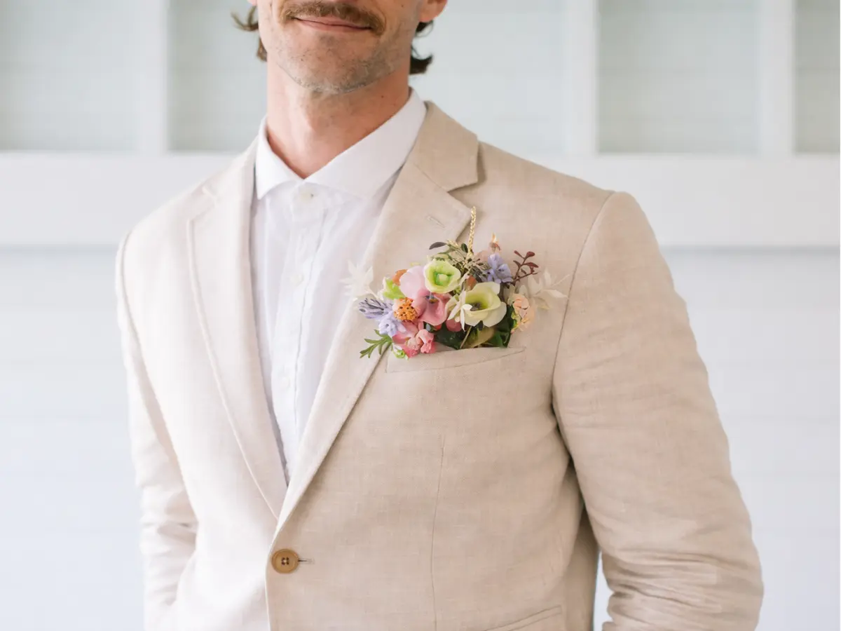 Lapela colorida aplicada no bolso do terno bege claro