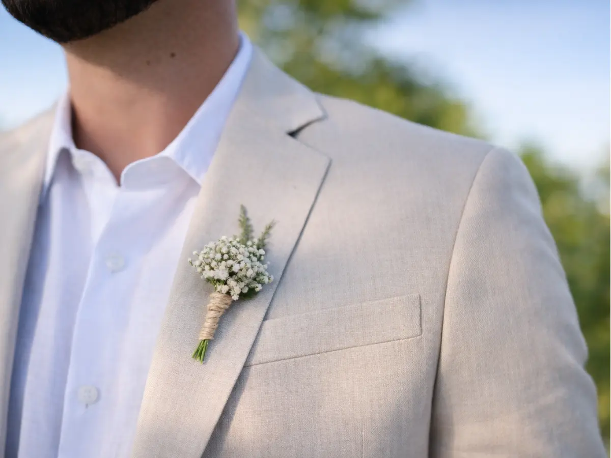 Lapela simples de mosquitinho em terno bege claro