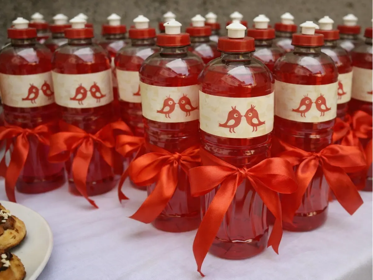 Lembrancinhas de chá de casa nova com garrafinhas decoradas em vermelho