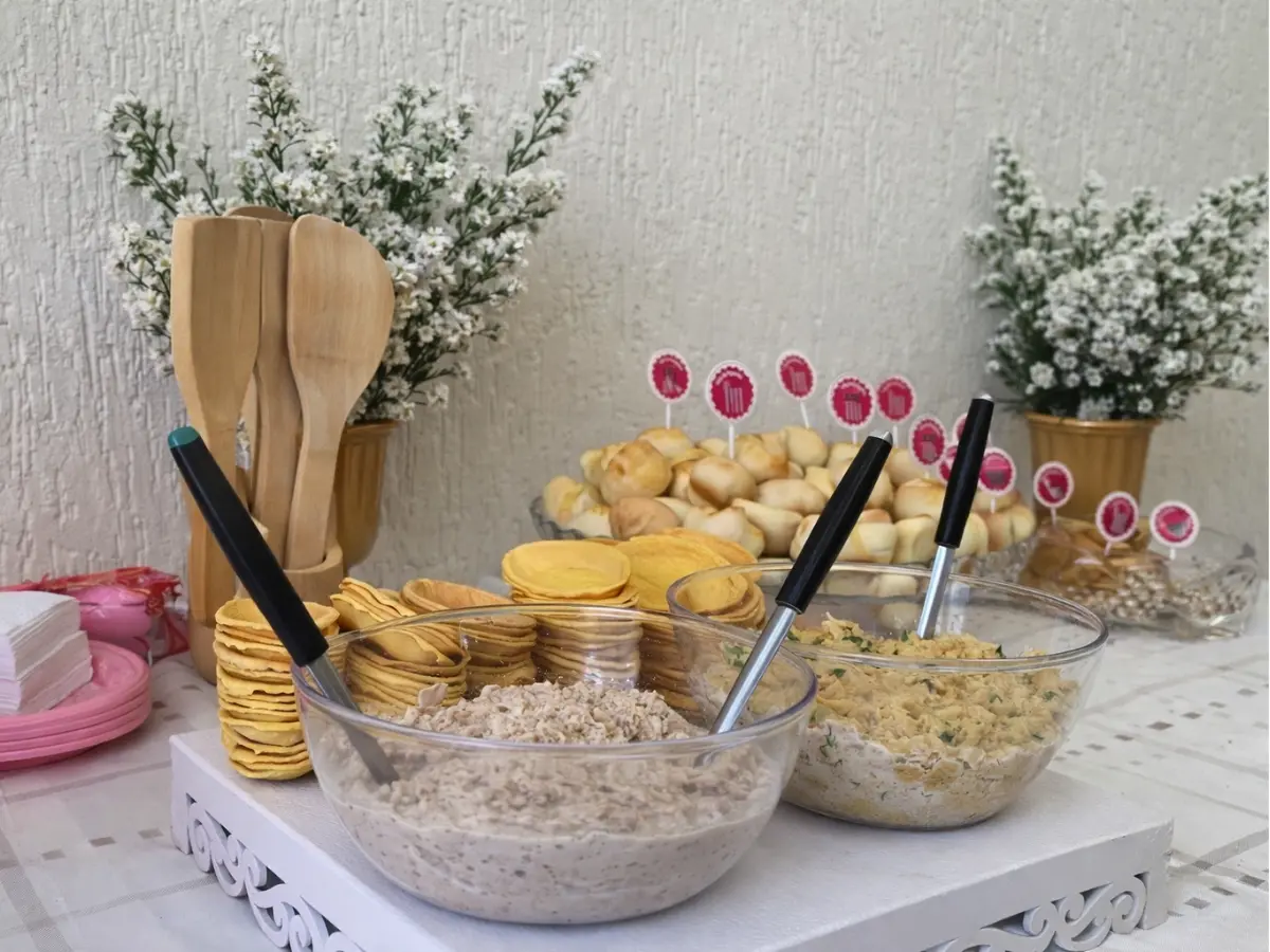 Mesa de comidas simples para chá de casa nova com patês, pães e petiscos