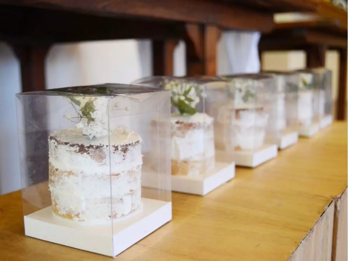 Mini bolos de casamento acondicionados em caixas de acrílico individuais