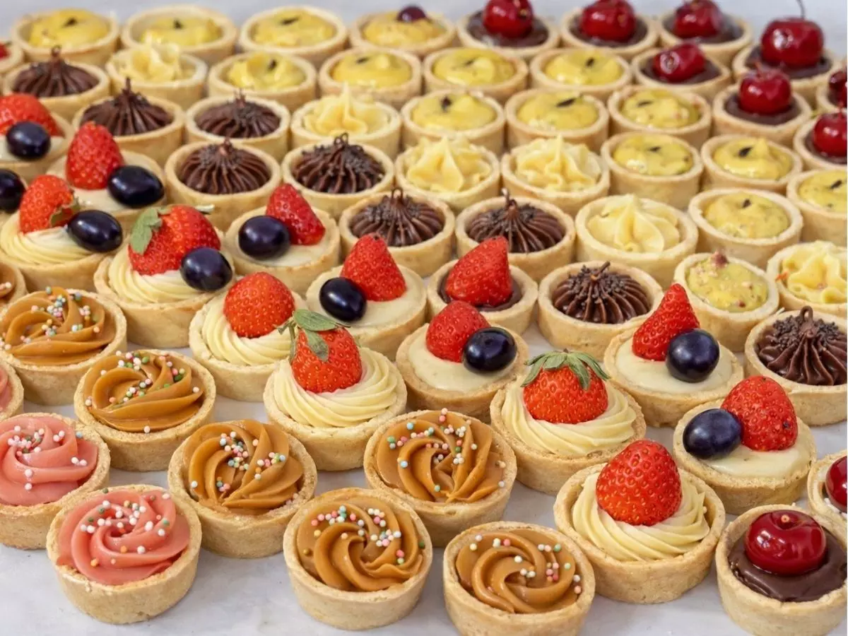 Tortas em porções individuais juntos na mesa de doces casamento