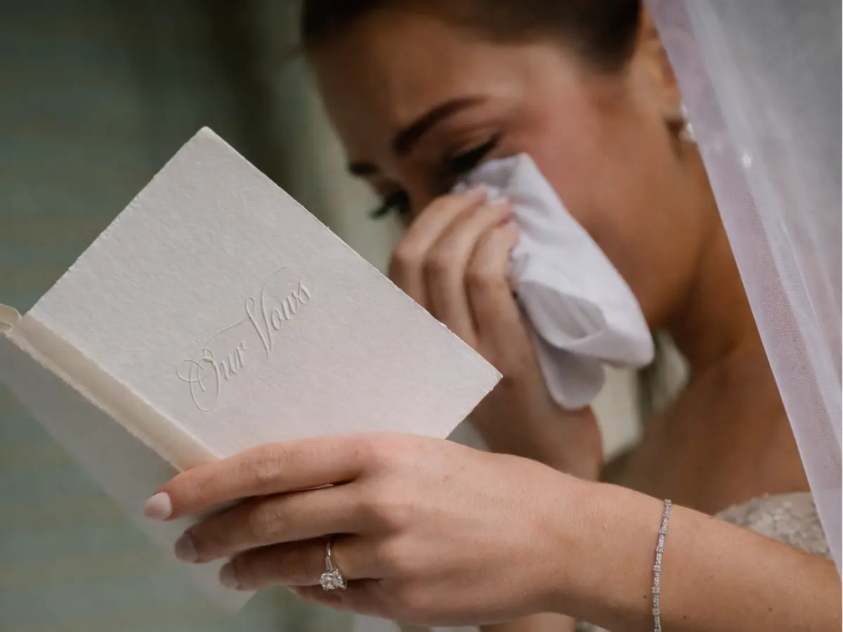 Noiva emocionada lendo seus votos de casamento religioso durante a cerimônia