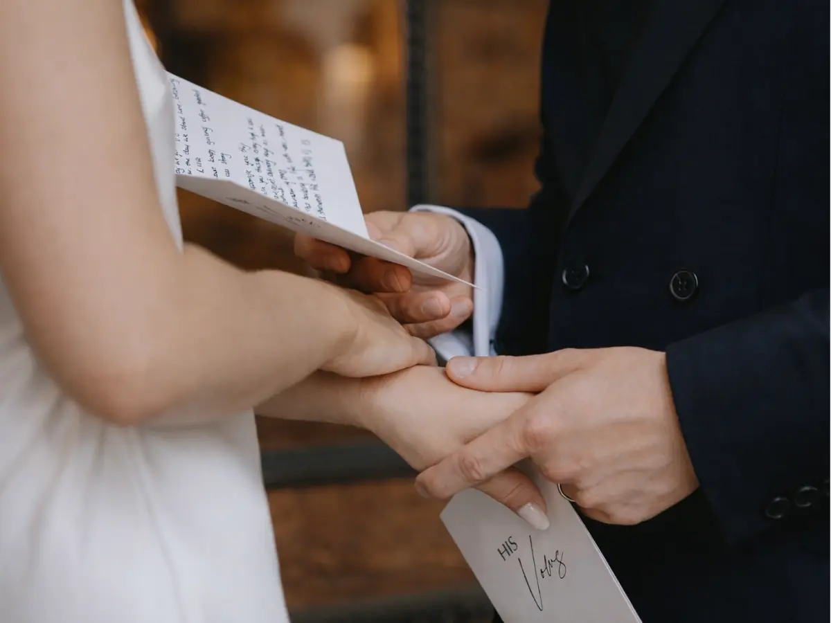 Noivo lendo votos de casamento para a noiva durante a cerimônia