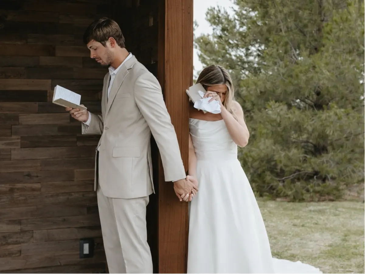 Noivos lendo os votos de casamento separados, segurando as mãos antes da cerimônia
