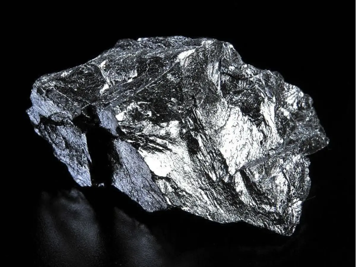 Pedra de estanho bruta com textura metálica escura