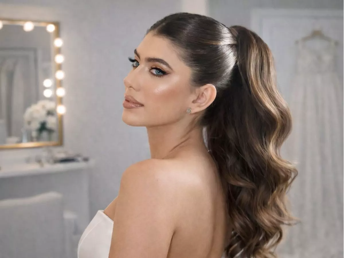 Noiva com rabo de cavalo alto, ondas definidas e acabamento elegante
