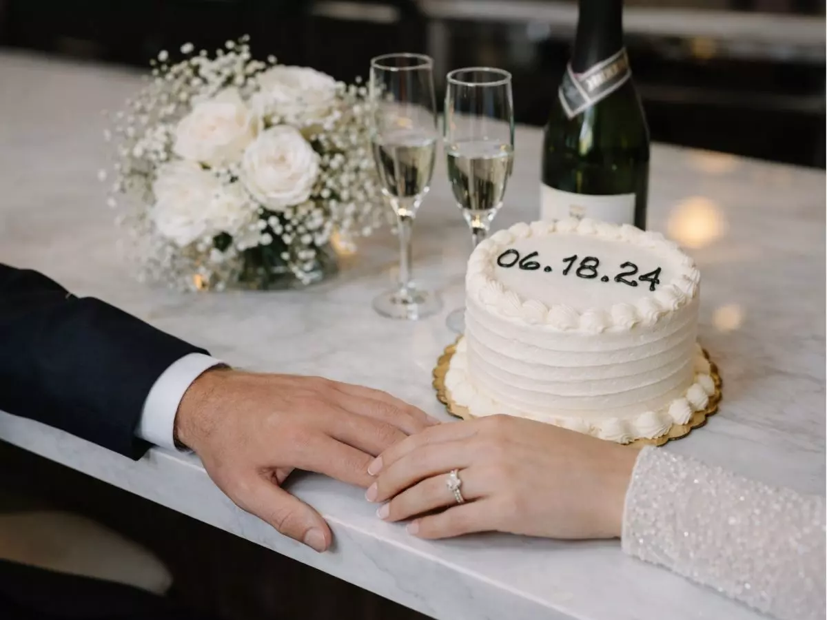 Bolo de save the date com data do casamento