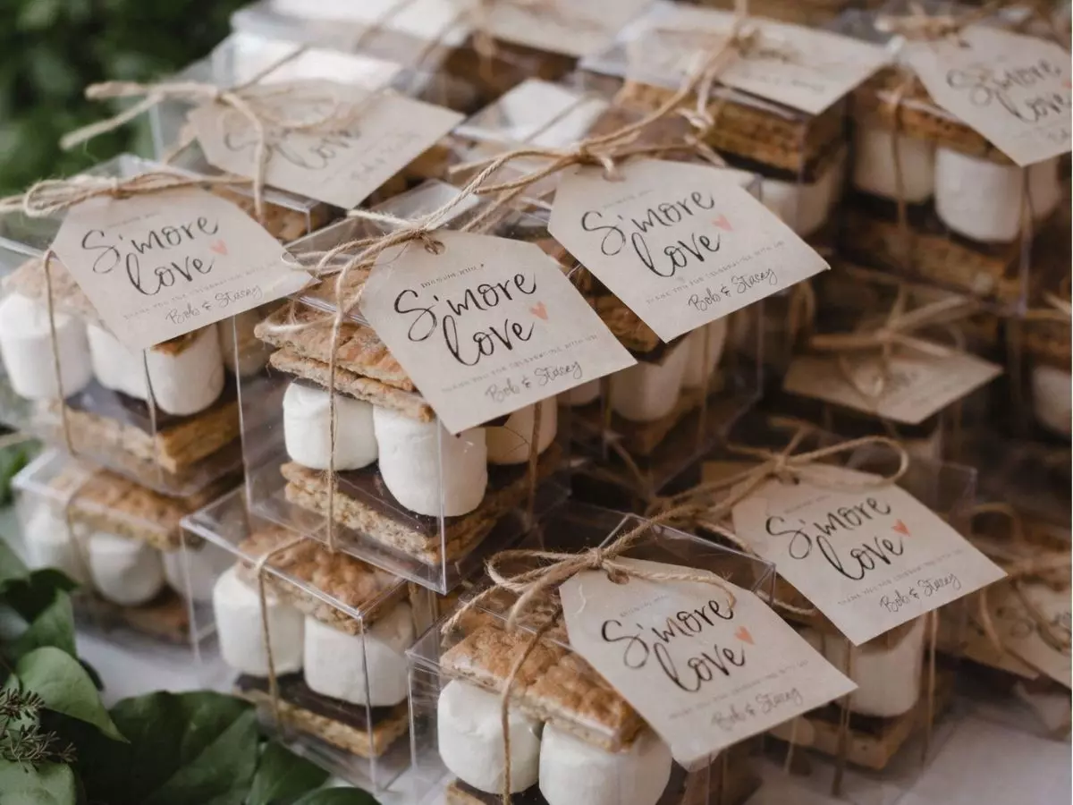 s’mores embalados em caixas transparentes com tag personalizada