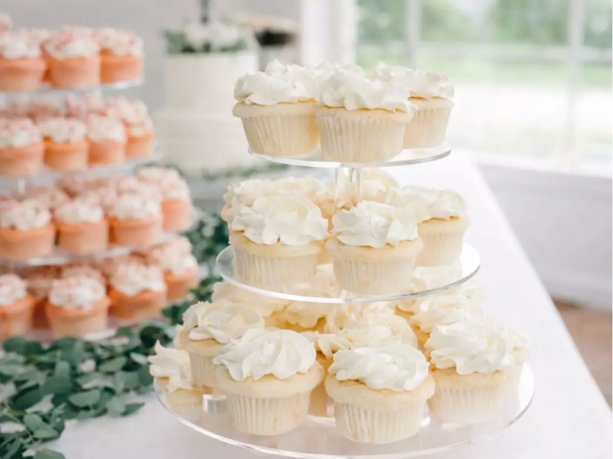 Torre de cupcakes embalados individualmente para casamento