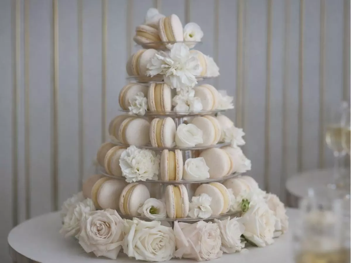 Torre de macarons brancos para mesa de casamento