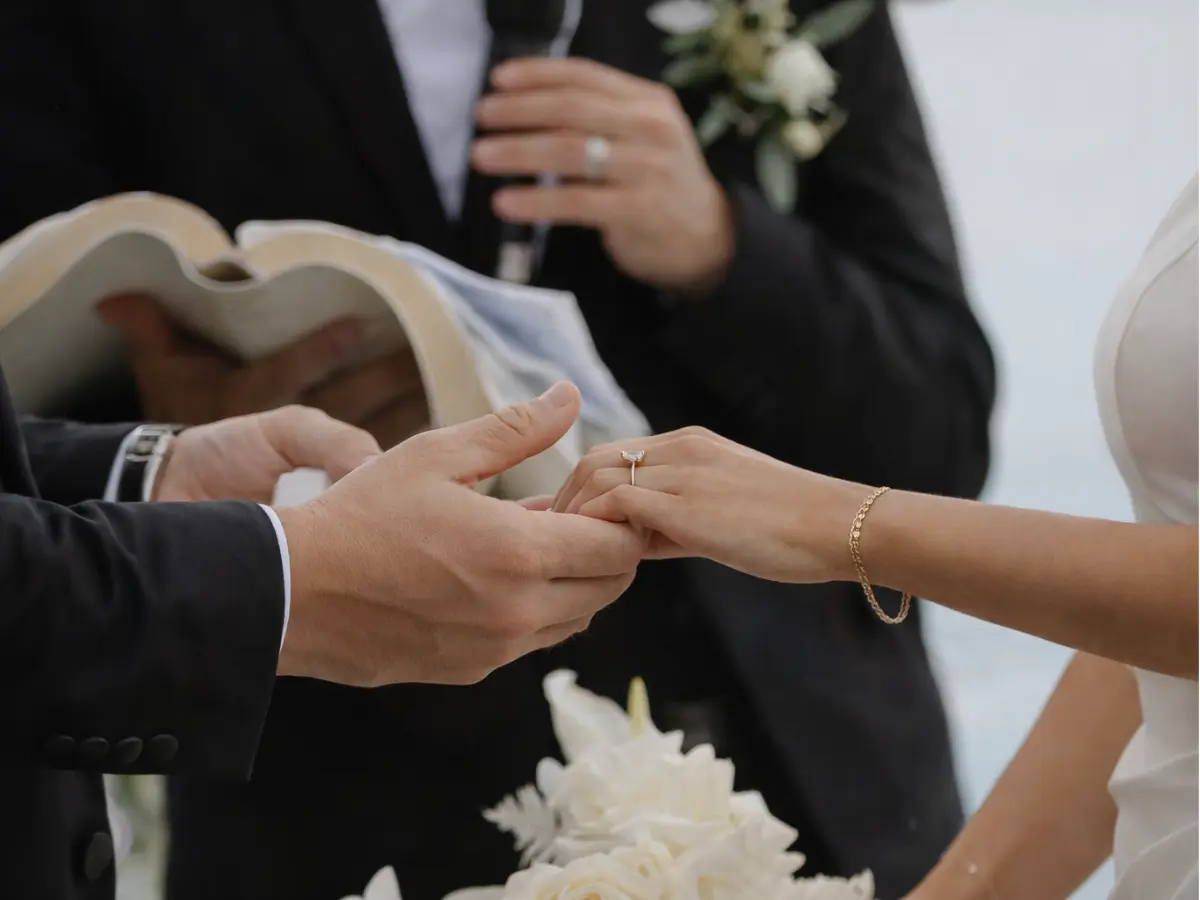 Detalhe da troca de alianças entre os noivos durante a cerimônia de casamento