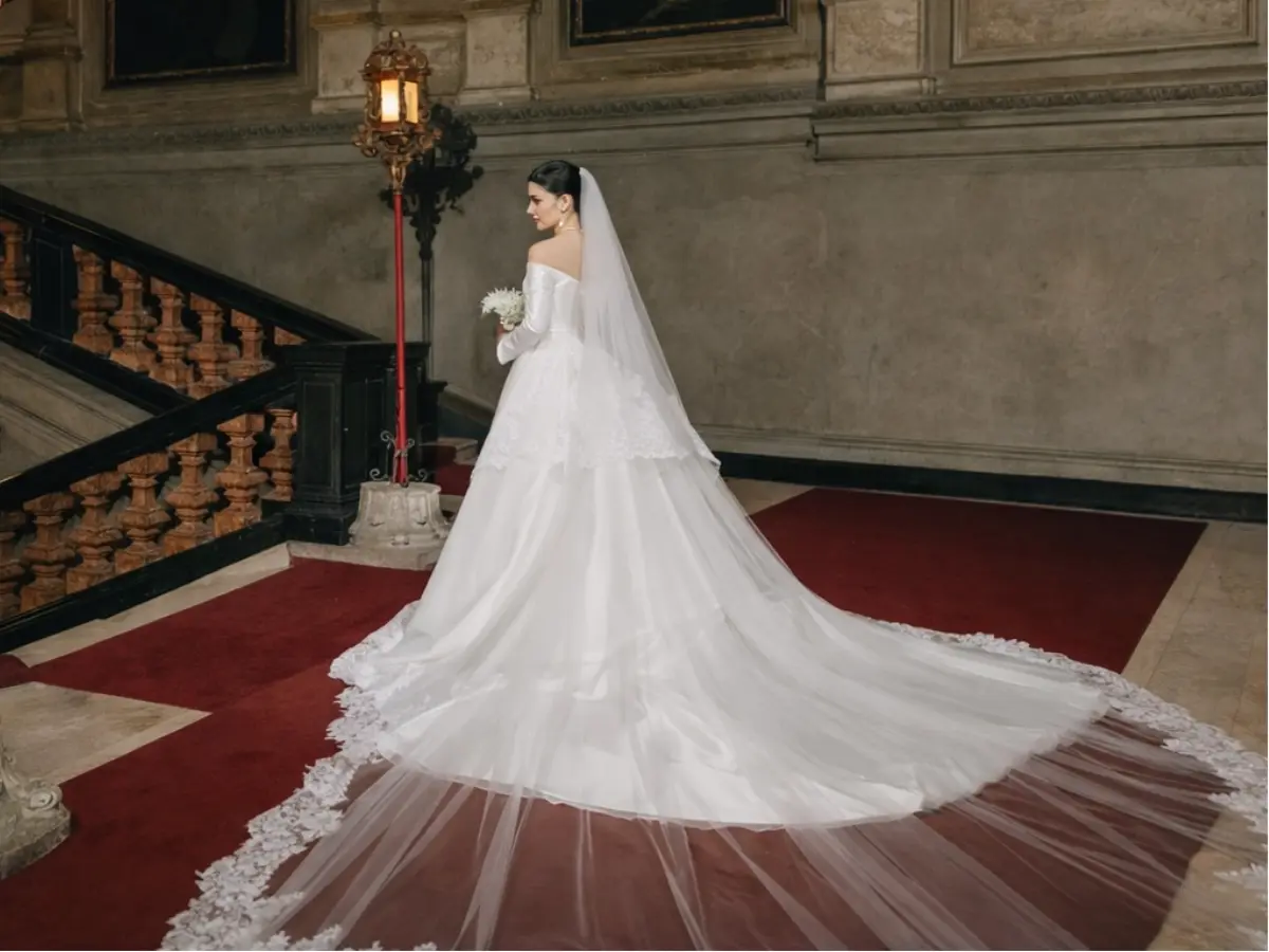 Vestido de noiva para igreja com cauda longa em cenário clássico