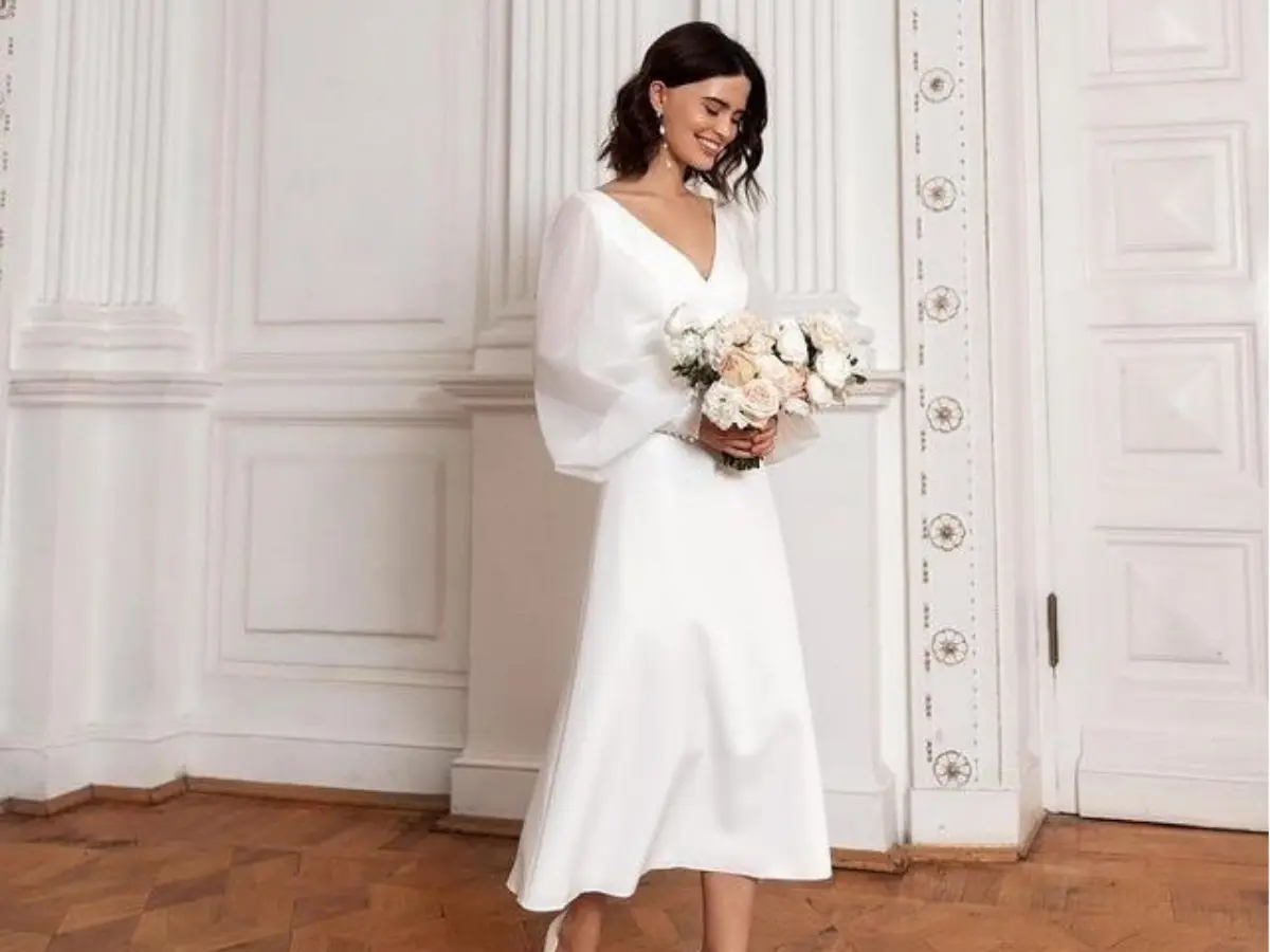 Vestido de noiva clássico casamento civil com renda e mangas longas em salão histórico