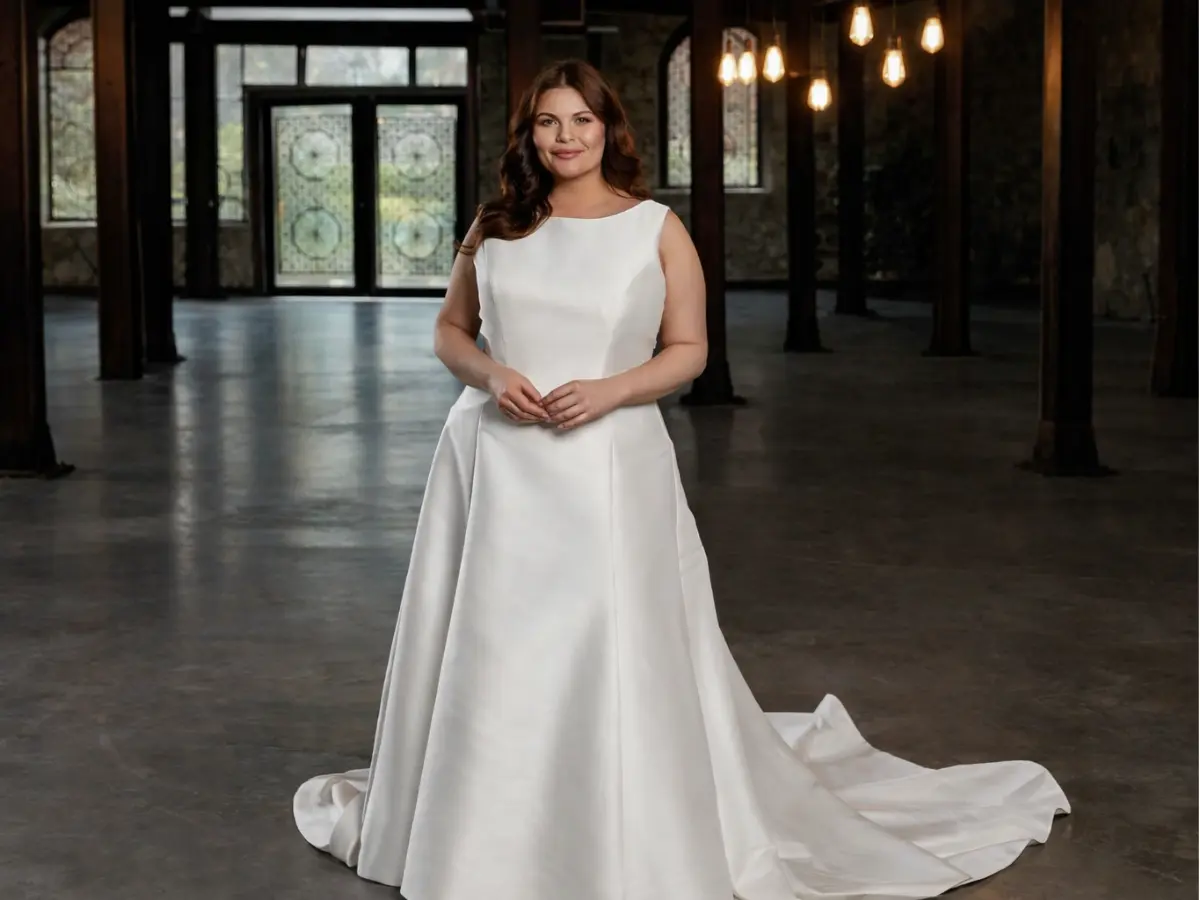 Vestido de noiva ombro a ombro com véu longo em jardim ao ar livre