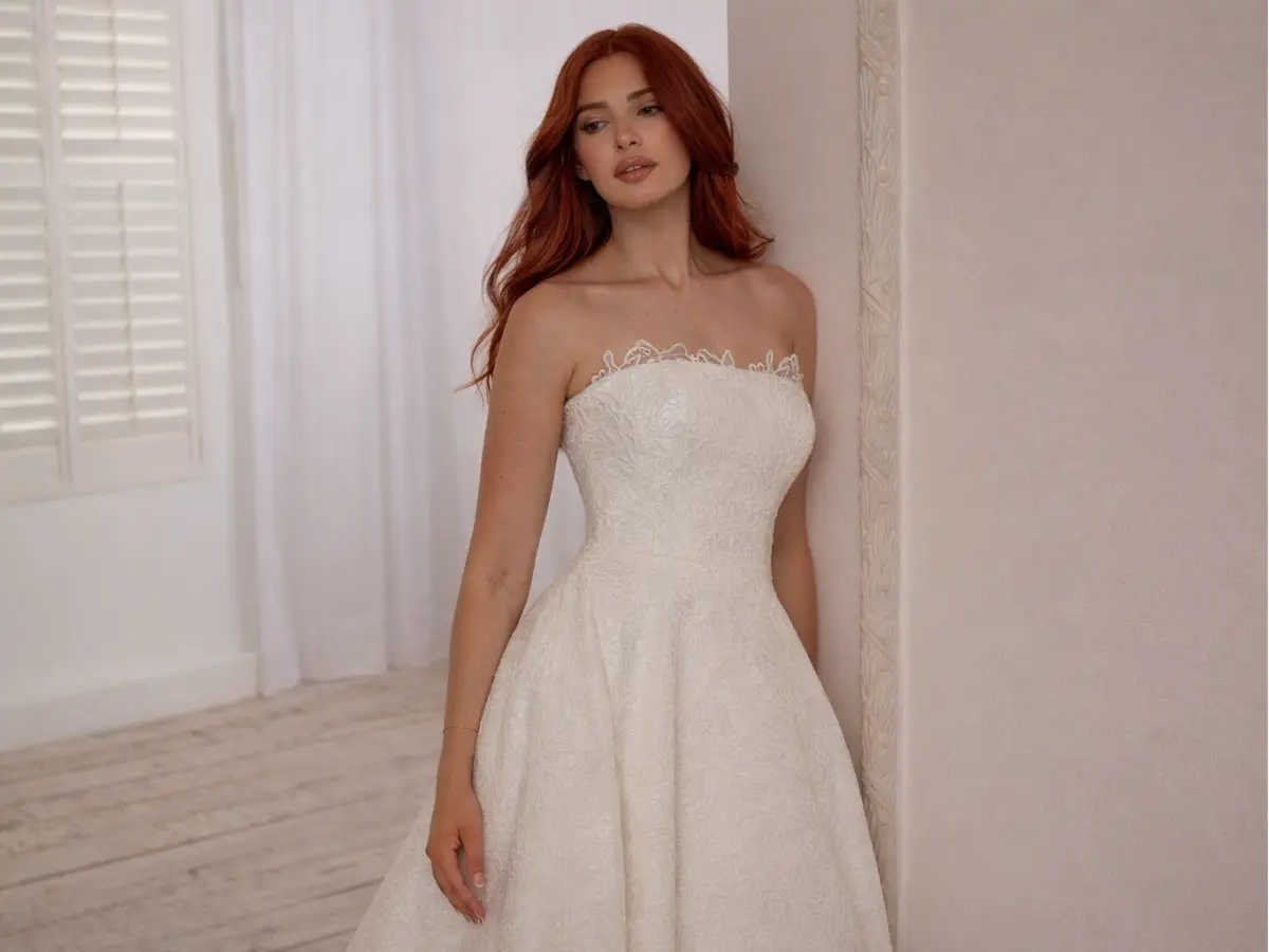 Vestido de noiva tomara que caia em tecido estruturado com saia ampla