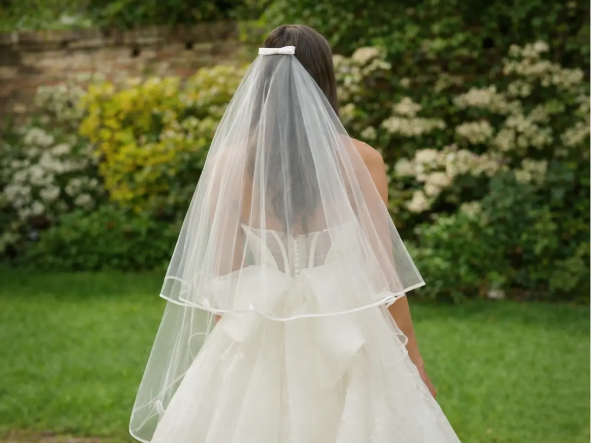 Noiva usando véu longo estilo ballet ou valsa com caimento suave.
