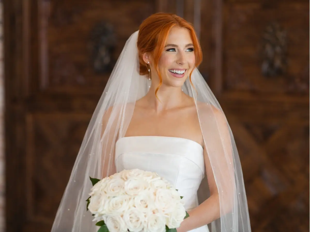 Véu de noiva simples e liso combinado com vestido tomara que caia